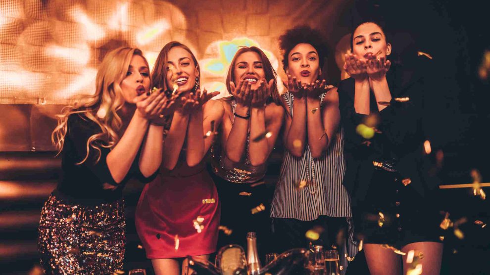 fiatal lányok buliznak