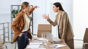 Veszekedő munkatársak egy irodában