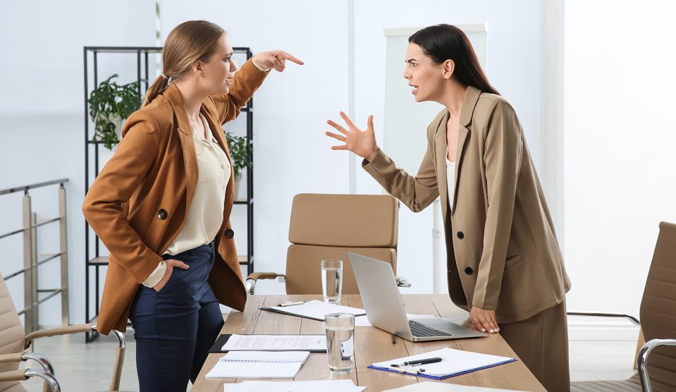 Veszekedő munkatársak egy irodában