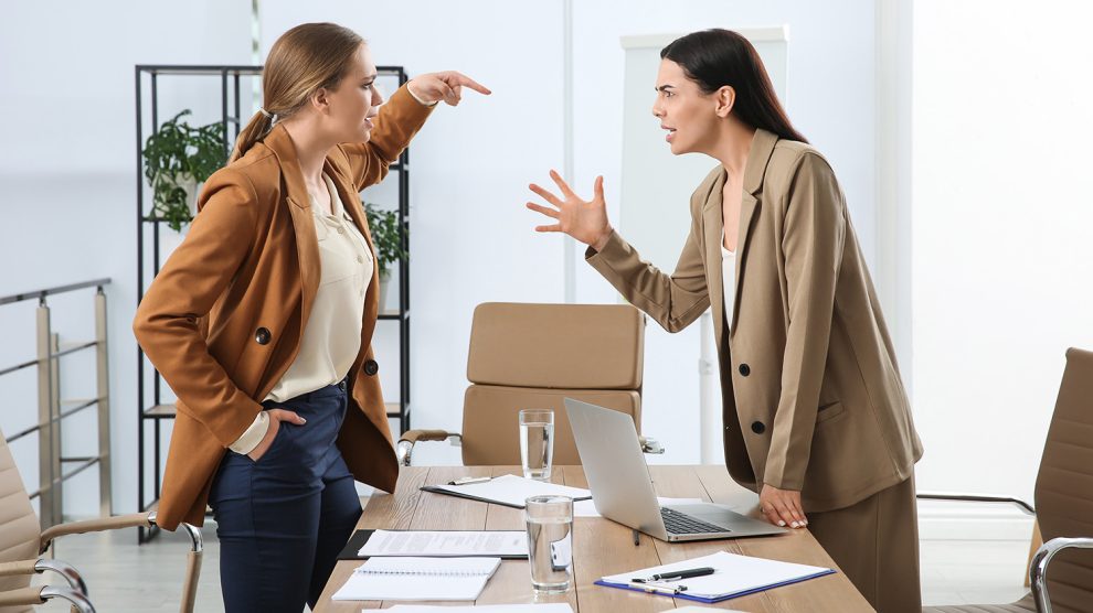 Veszekedő munkatársak egy irodában