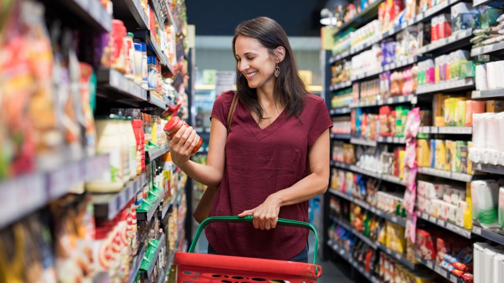 nő bevásárol a boltban olcsón és boldog