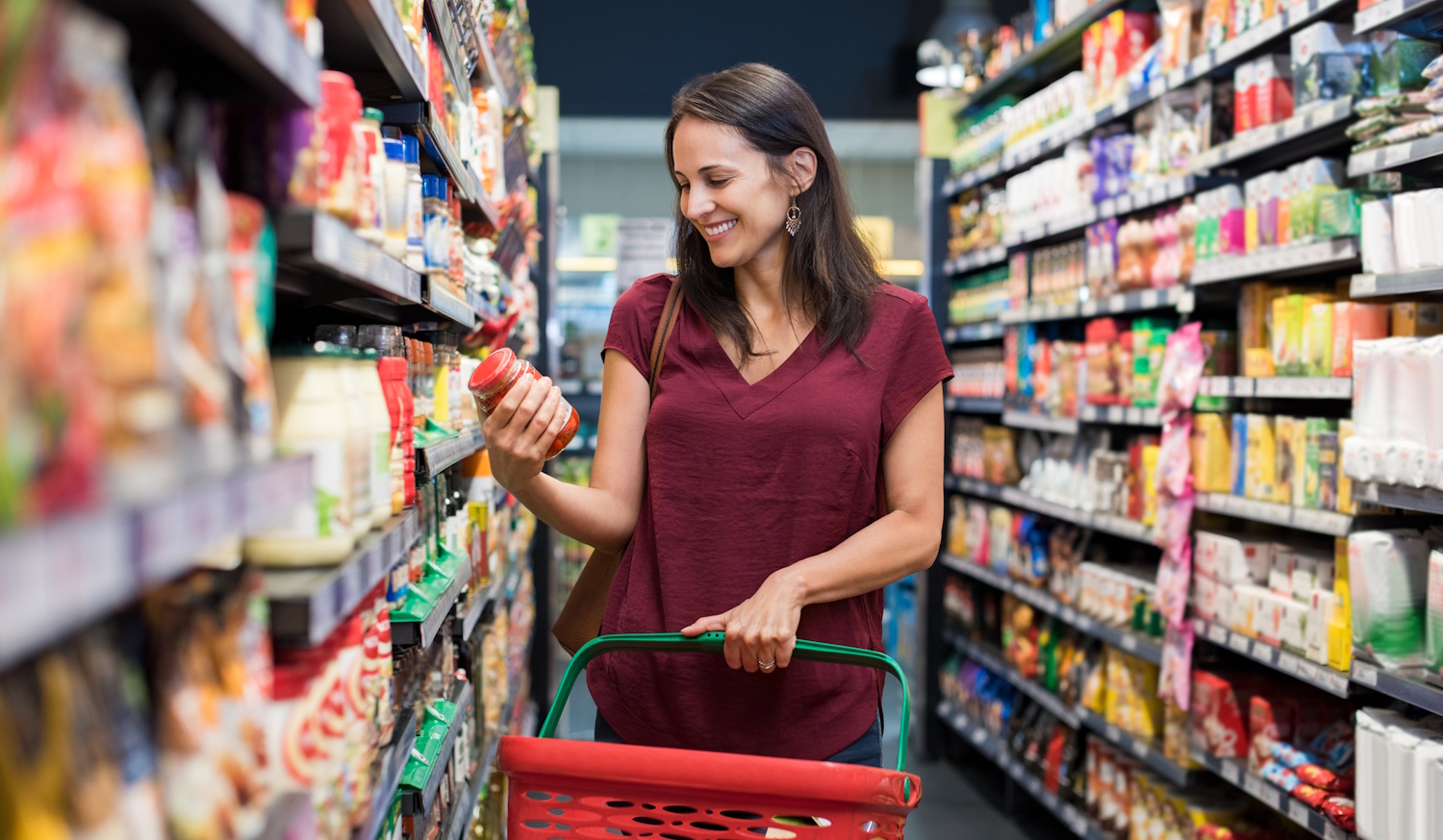nő bevásárol a boltban olcsón és boldog