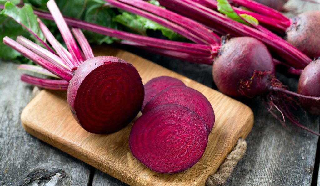 nyers cékla a vágódeszkán