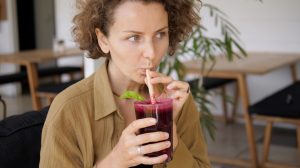 céklalét iszik egy idős nő