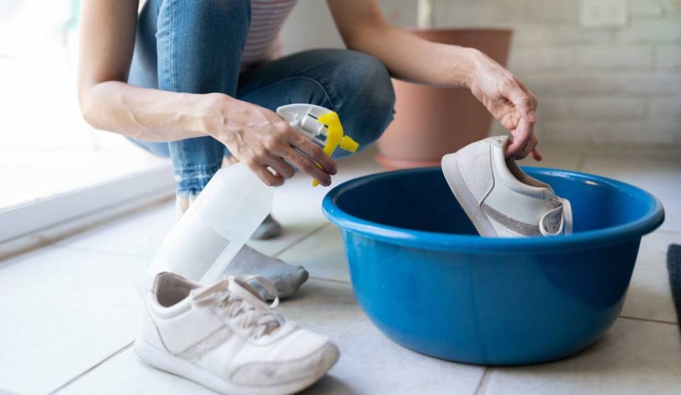 nő ecetes oldattal spricceli a fehér cipőjét
