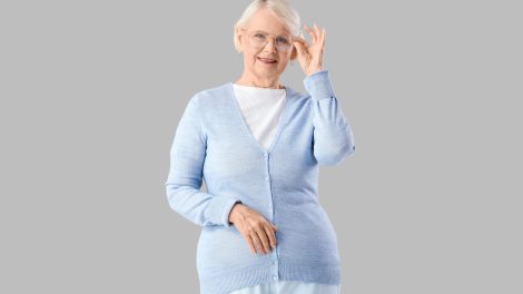 néni kék csúnya kardigánban