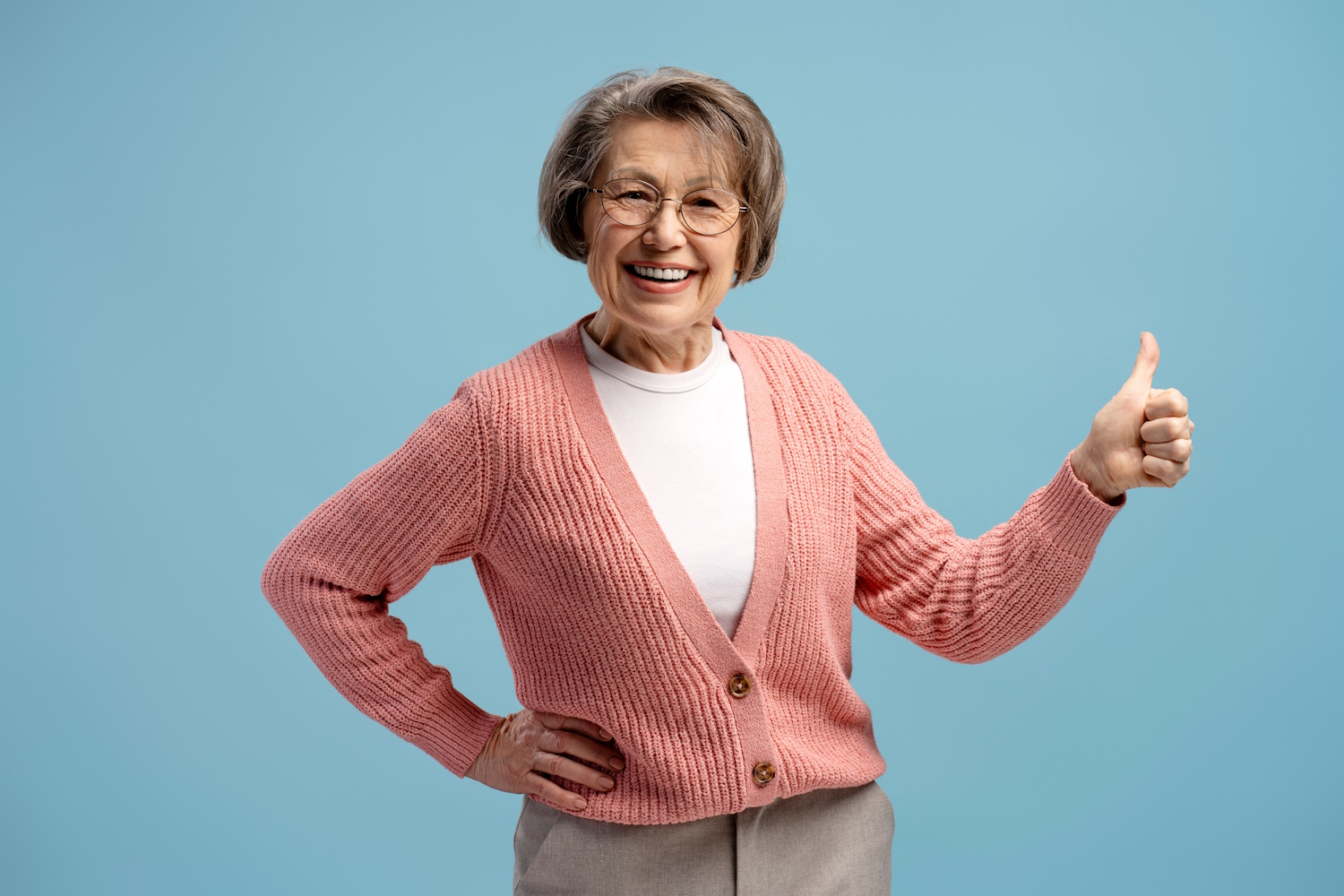 néni rózsaszín kötött pulcsiban