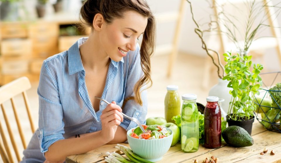 nő tálból zöldséget eszik
