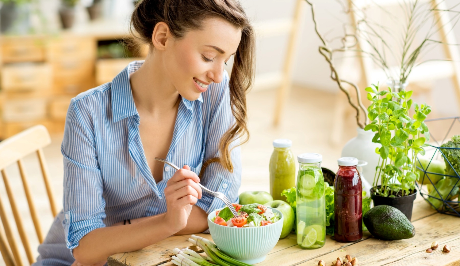 nő tálból zöldséget eszik