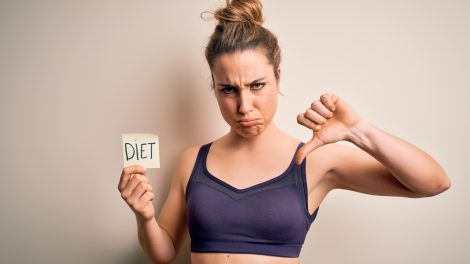 kudarcos diétája miatt mérges egy lány