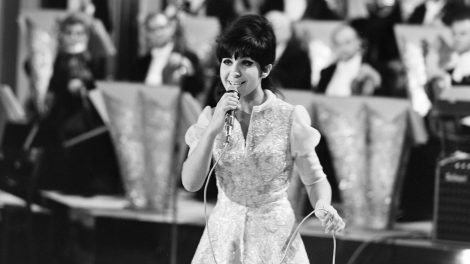 harangozó teri énekesnő