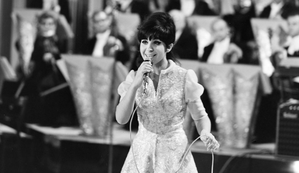 harangozó teri énekesnő