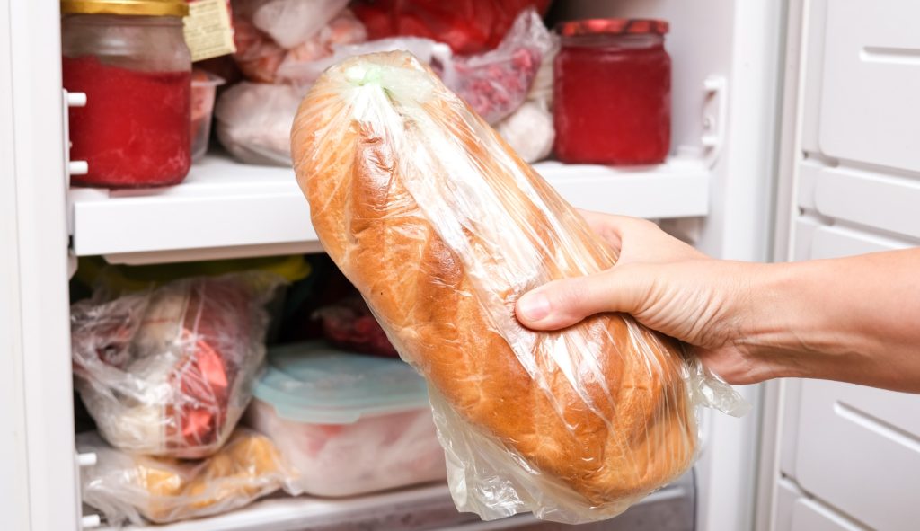 férfi kenyeret vesz ki a fagyasztóból