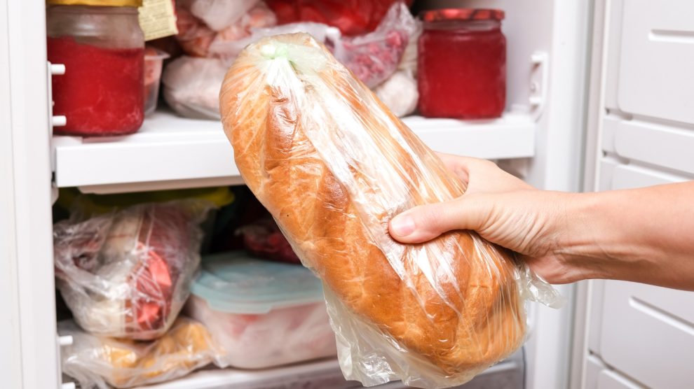 férfi kenyeret vesz ki a fagyasztóból