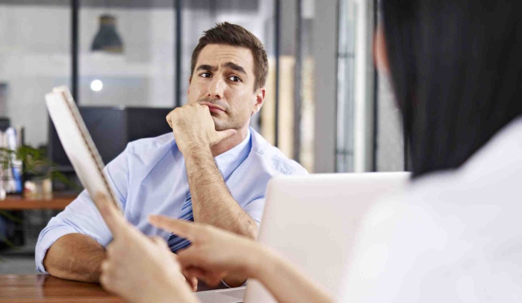 nő fizetésemelést kér