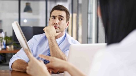 nő fizetésemelést kér