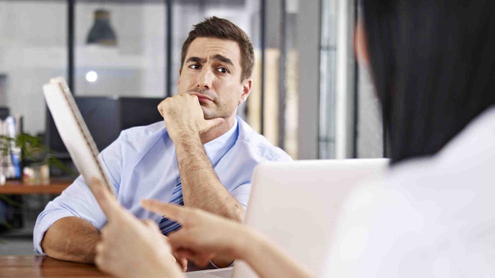 nő fizetésemelést kér