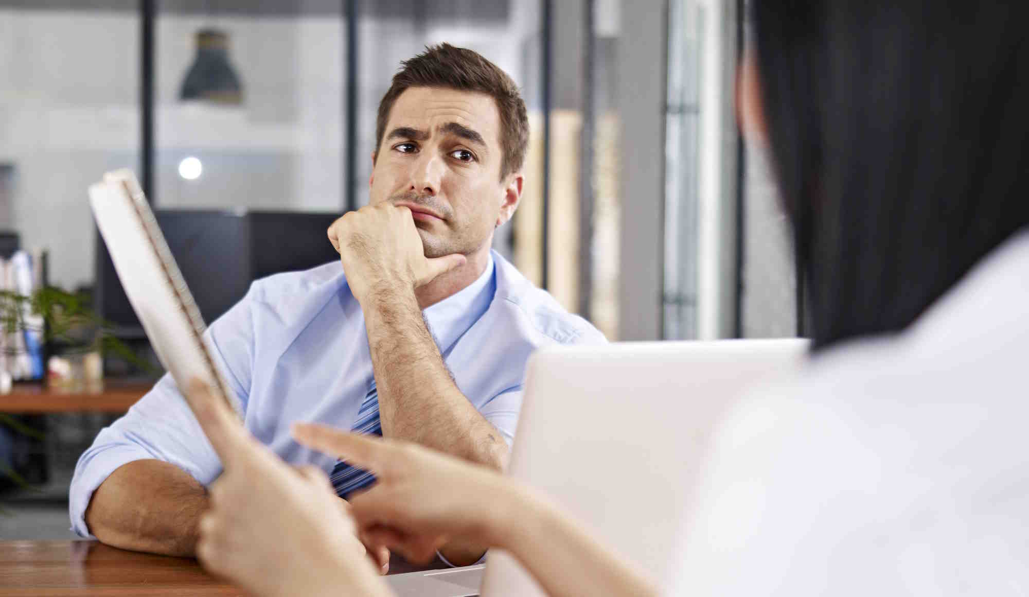 nő fizetésemelést kér