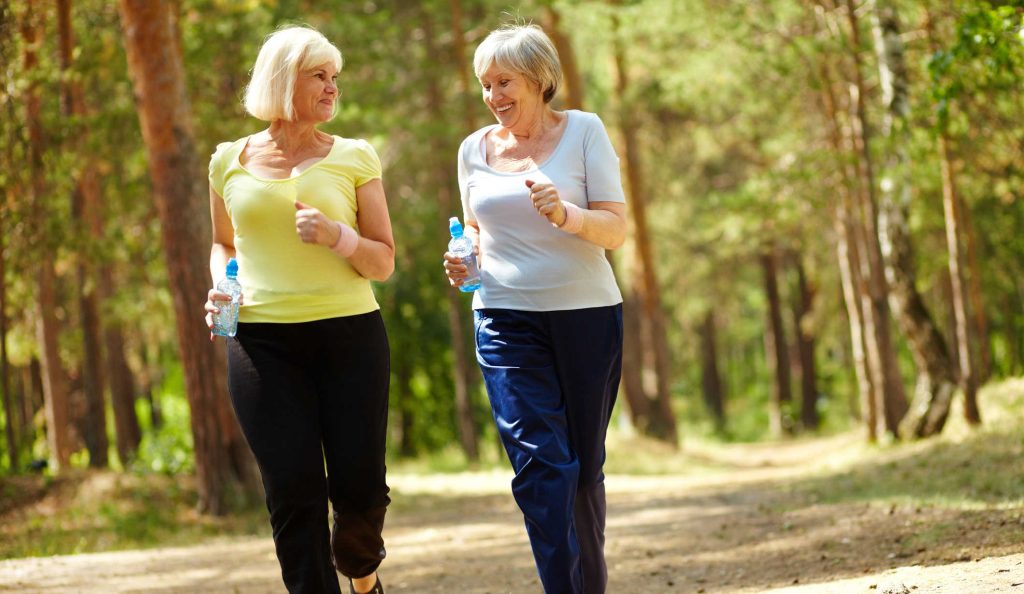 két idősebb nő fut a szabadban