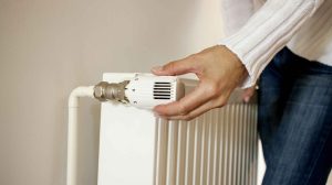 nő letekeri a radiátort