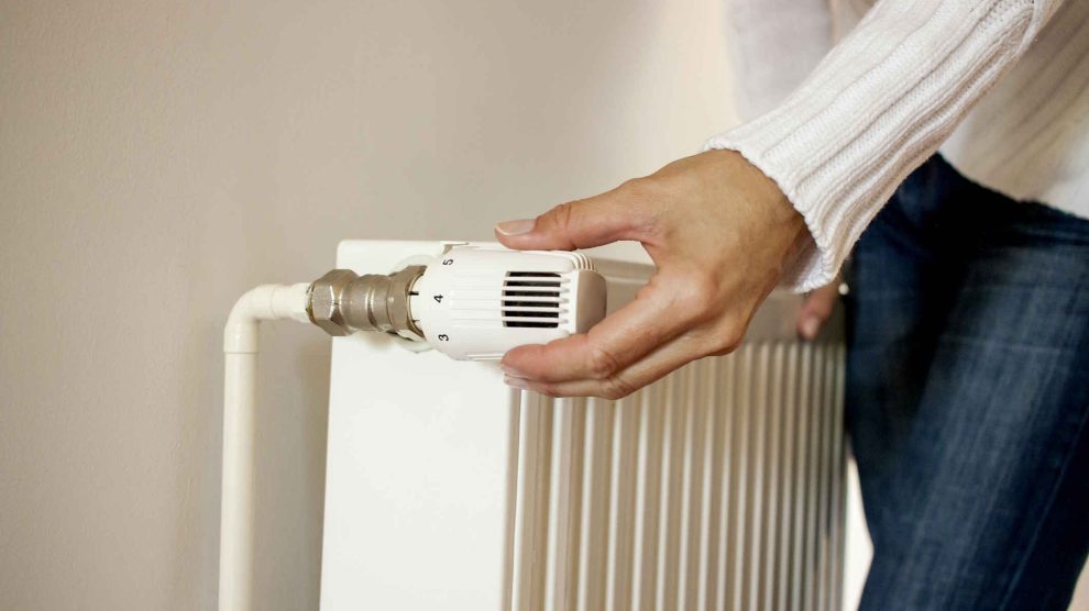 nő letekeri a radiátort