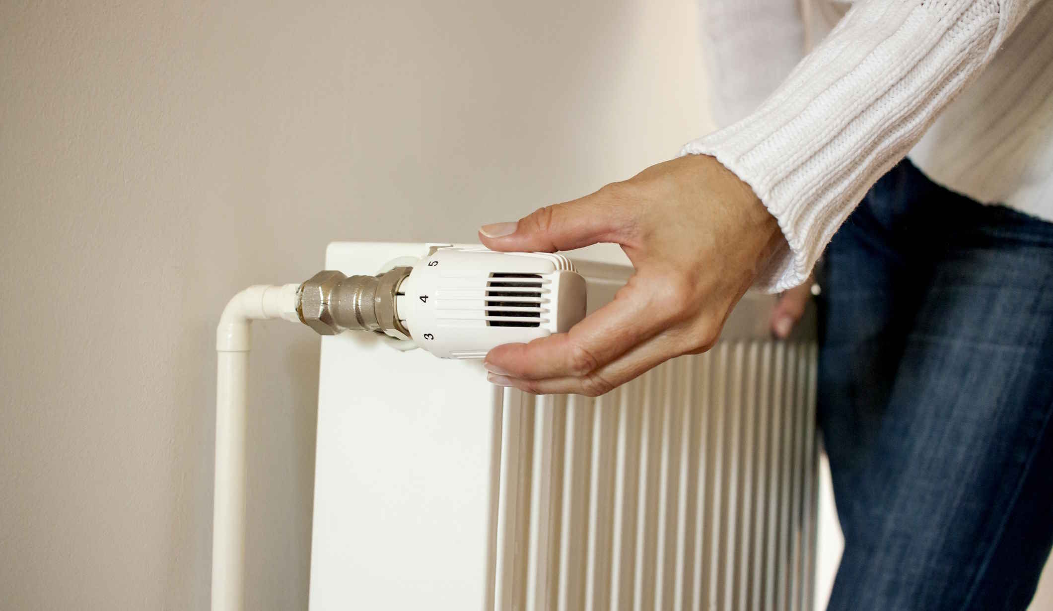 nő letekeri a radiátort