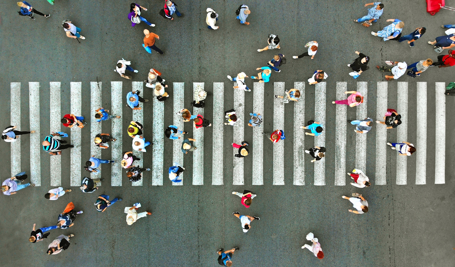 Zebrán kelnek át az emberek