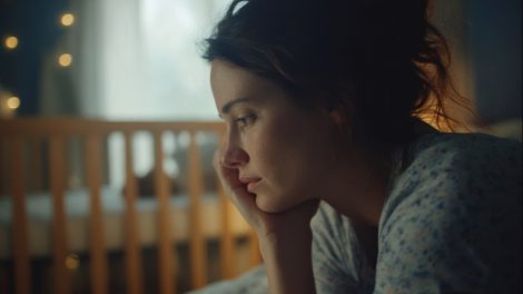 nő szorong a gyerekvállalás miatt