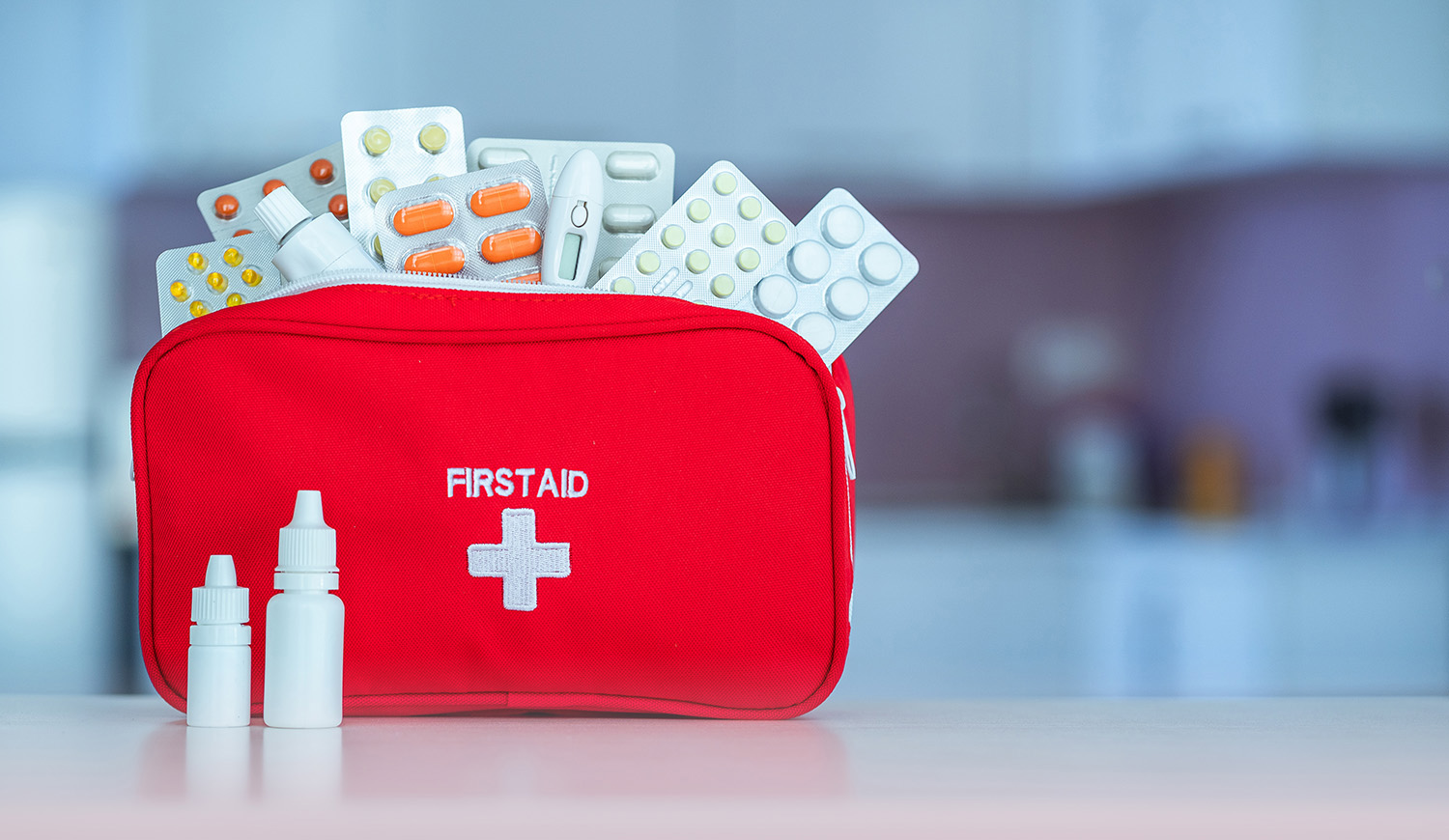 Elsősegélycsomag gyógyszerrel és tablettákkal az asztalon otthon