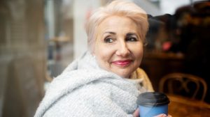 szép idős hölgy kávézóban