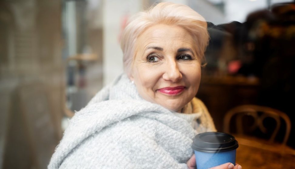 szép idős hölgy kávézóban
