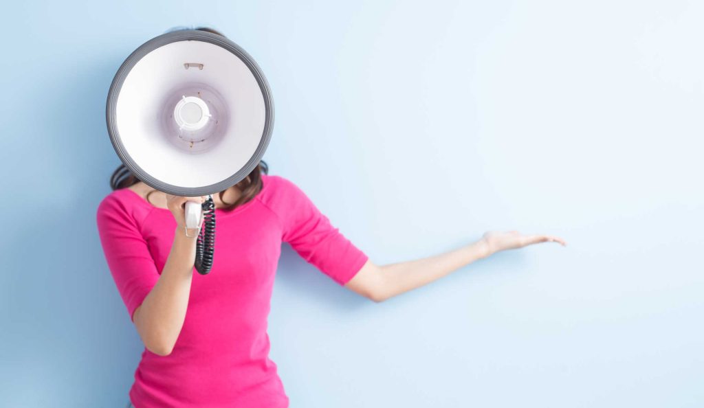 nő hangosbemondóba beszél