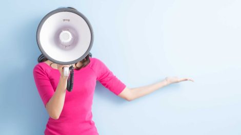 nő hangosbemondóba beszél