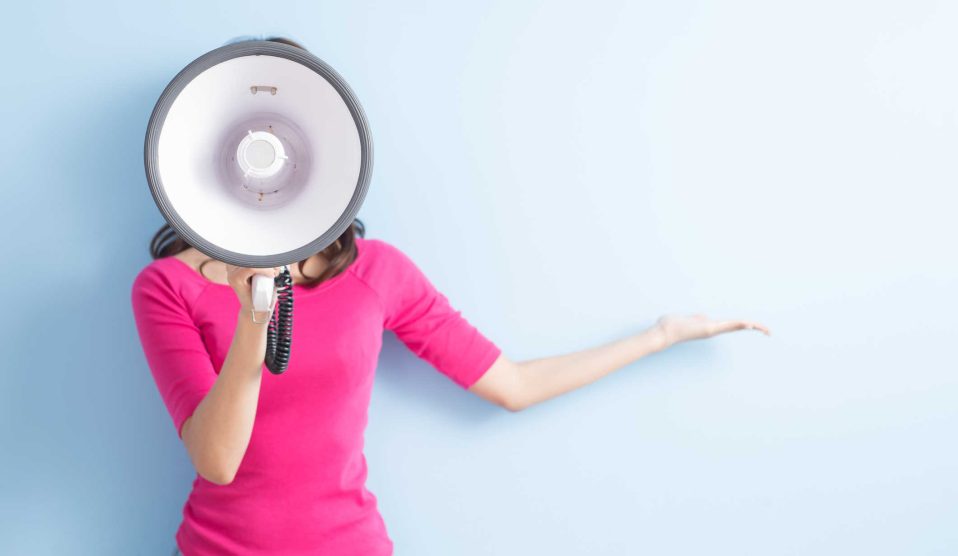 nő hangosbemondóba beszél