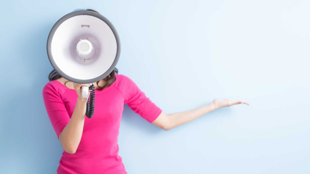 nő hangosbemondóba beszél