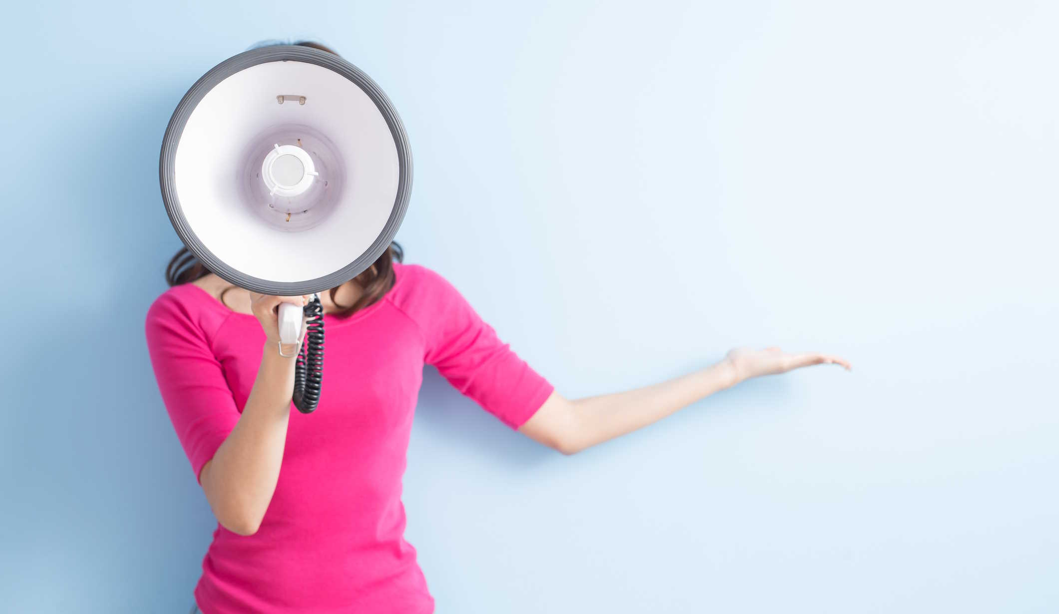 nő hangosbemondóba beszél