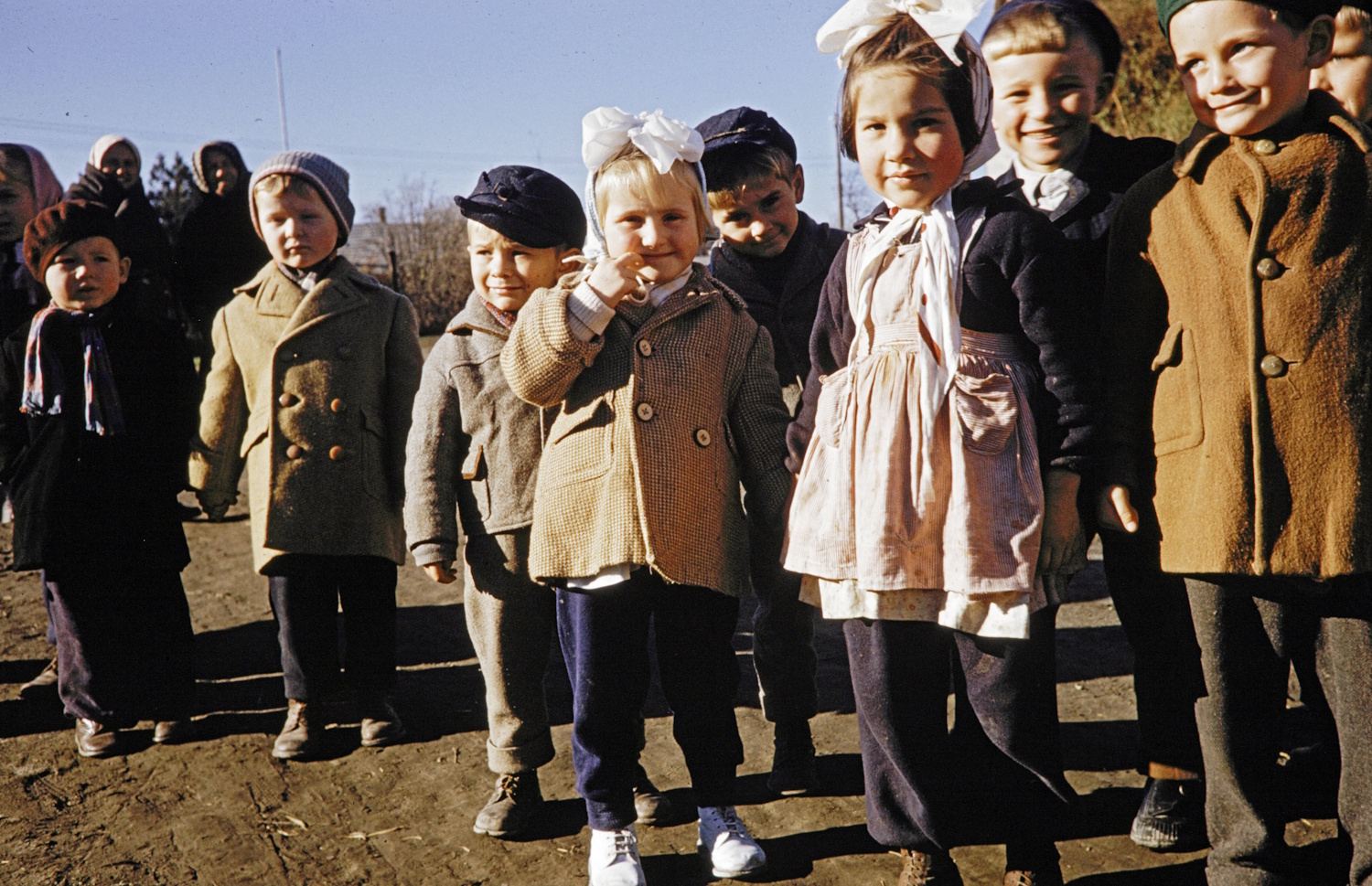 1960 gyerekek állnak az udvaron