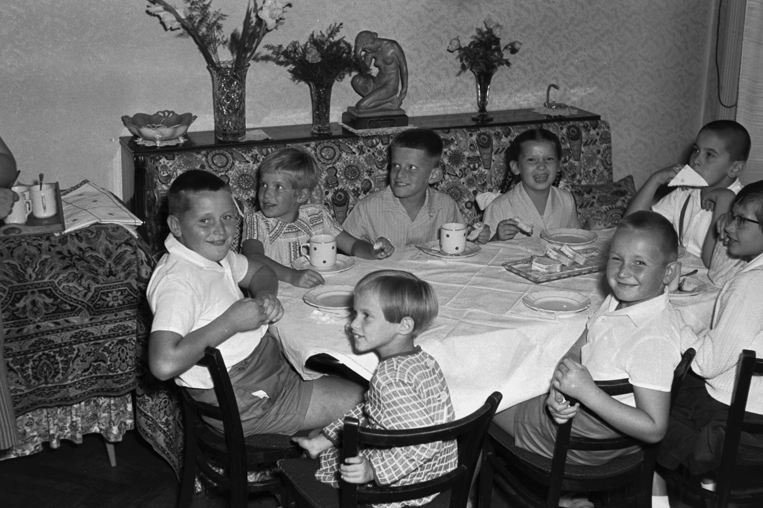 1960 gyerekek ülnek az asztal körül