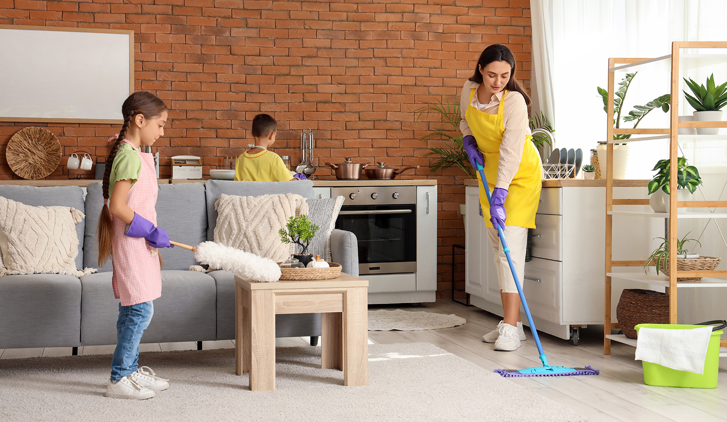 Kisgyerekek segítenek anyjuknak az otthoni takarításban
