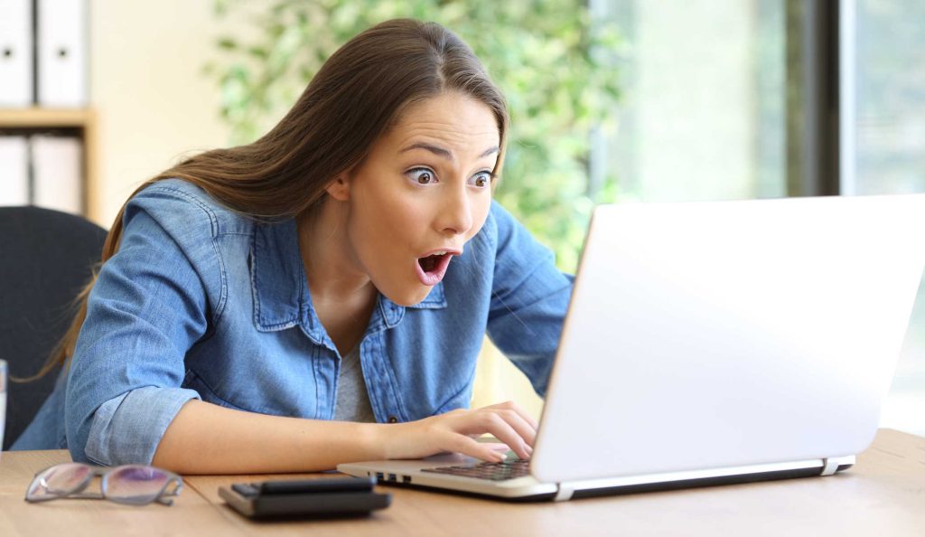 Nő a laptopján néz valamit és nagyon meglepődik