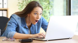 Nő a laptopján néz valamit és nagyon meglepődik