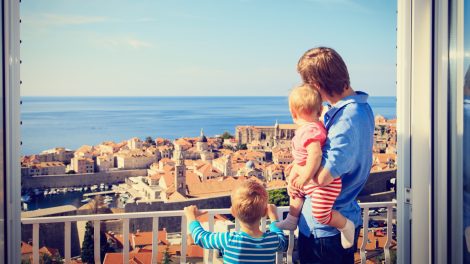Horvátországban nyaraló család az apartman erkélyén