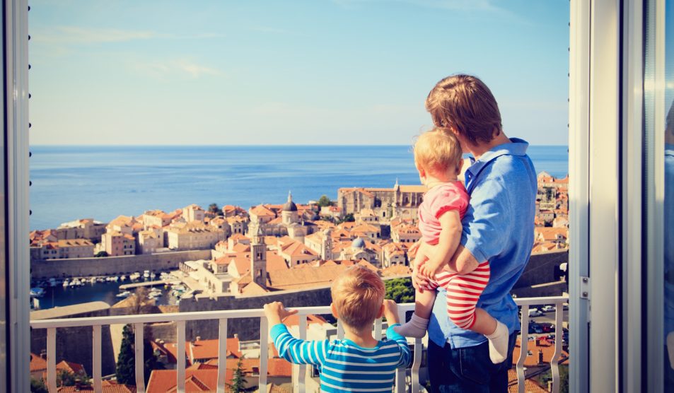Horvátországban nyaraló család az apartman erkélyén