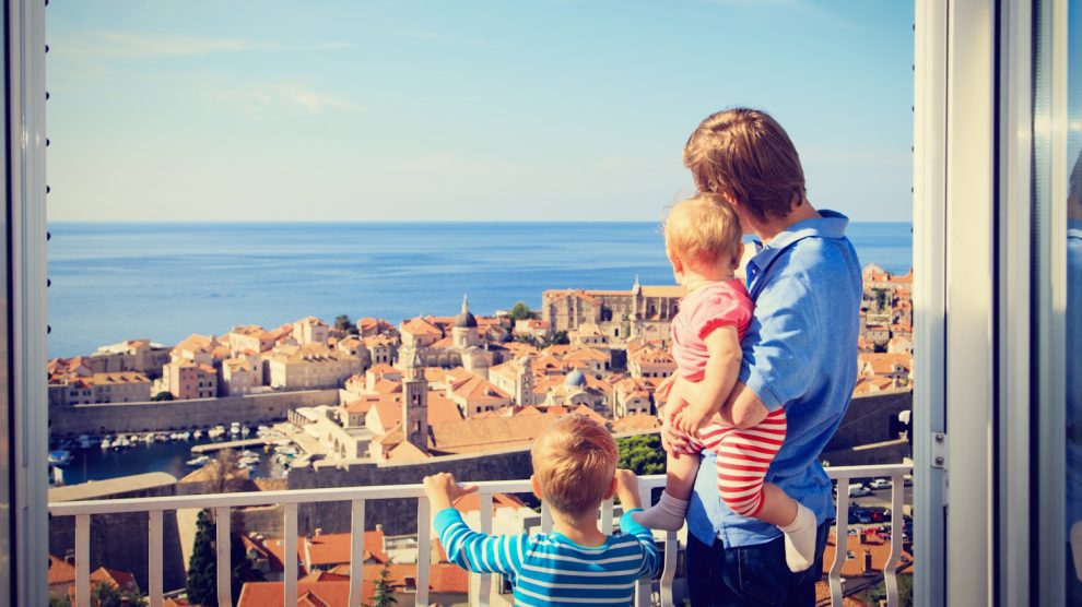 Horvátországban nyaraló család az apartman erkélyén
