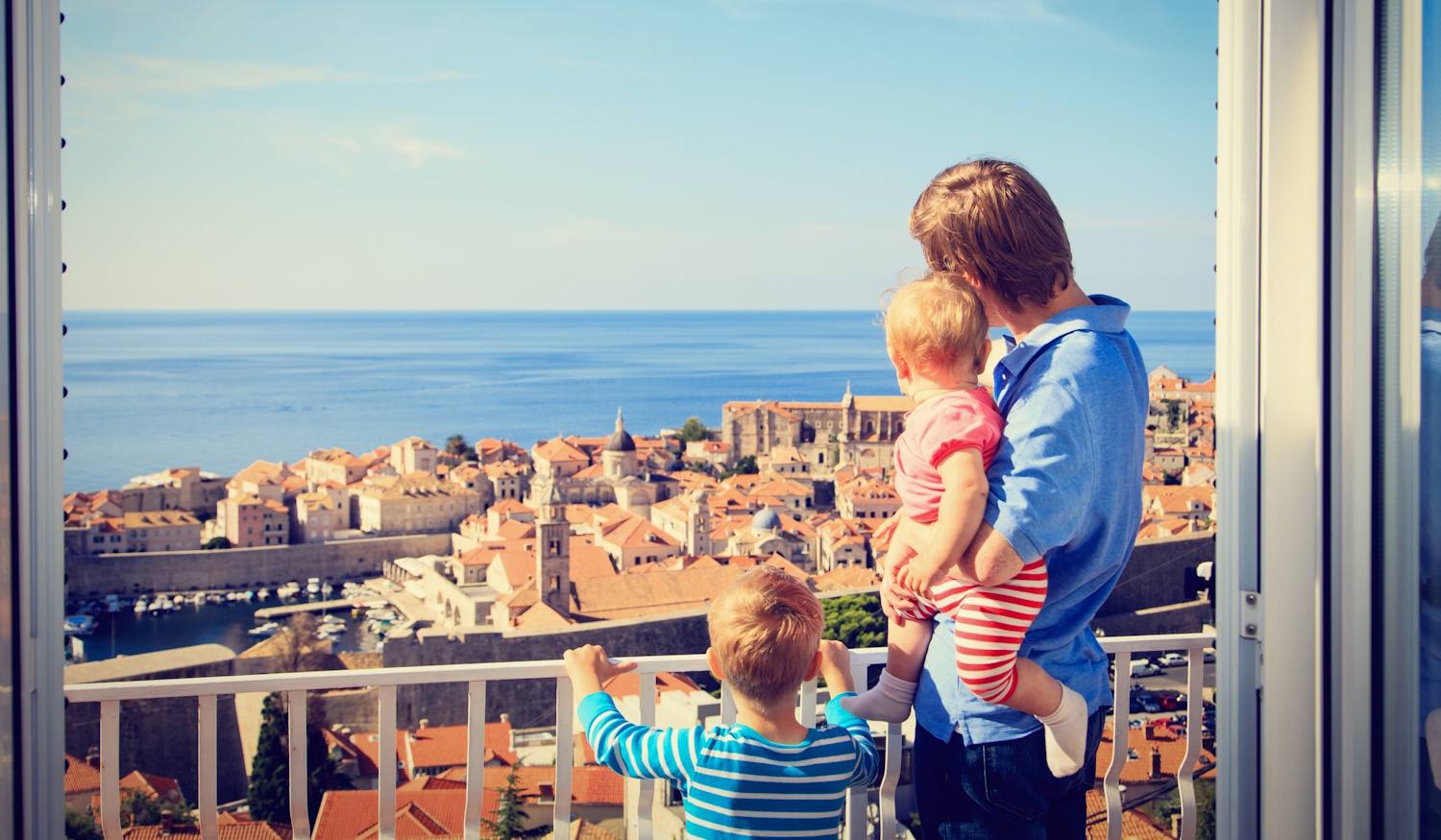Horvátországban nyaraló család az apartman erkélyén