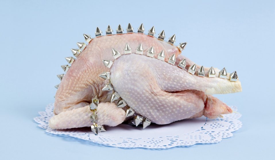 szögekkel kivert egész csirke