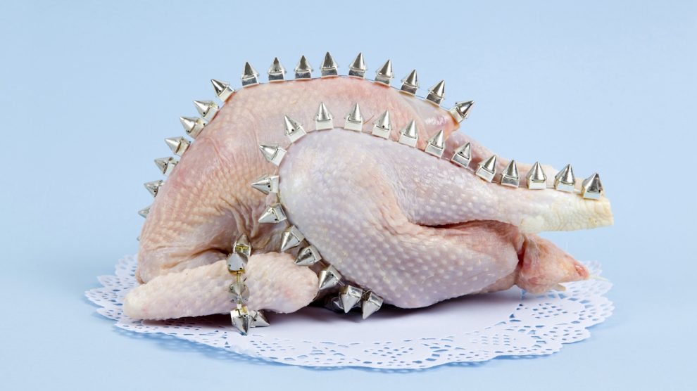 szögekkel kivert egész csirke