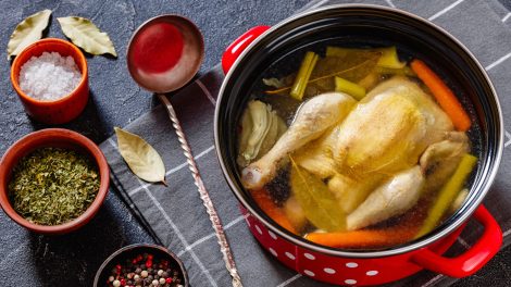 gyönyörű aranyló húsleves csirkéből piros lábosban