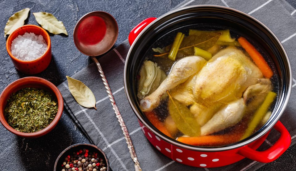 gyönyörű aranyló húsleves csirkéből piros lábosban