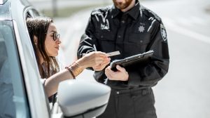 rendőr igazoltatja a nőt vezetés közben